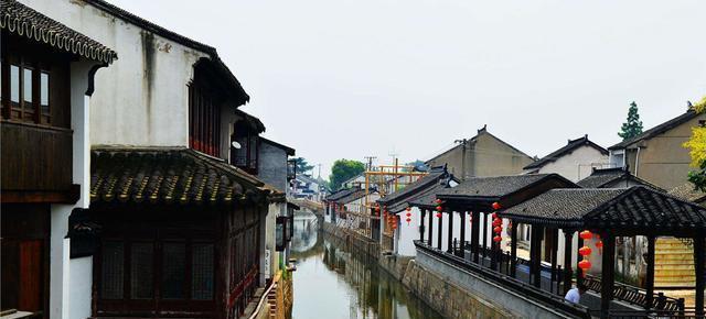 穿连衣裙搭配鞋子是关键，选择尖头高跟鞋修身显瘦，你觉得这身穿搭怎么样游戏画面